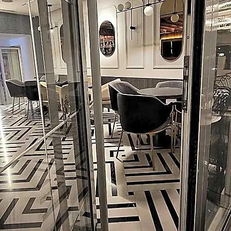 Queen Hotel 4*
